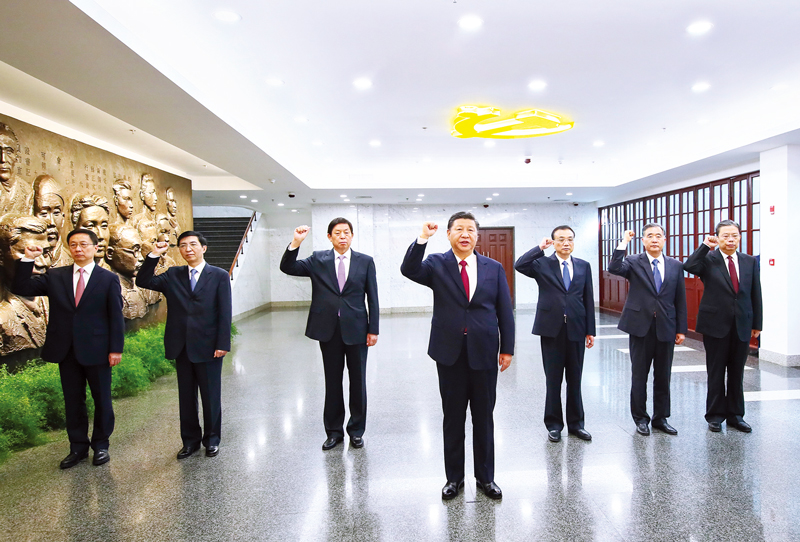 0e748d8a-9a3b-4e24-82e6-0c379b222f43.jpg 2017年10月31日,中共中央总书记、国家主席、中央军委主席习近平带领中共中央政治局常委李克强、栗战书、汪洋、王沪宁、赵乐际、韩正,瞻仰上海中共一大会址和浙江嘉兴南湖红船。这是31日上午,在上海中共一大会址纪念馆,习近平带领其他中共中央政治局常委同志一起重温入党誓词。 新华社记者 兰红光/摄